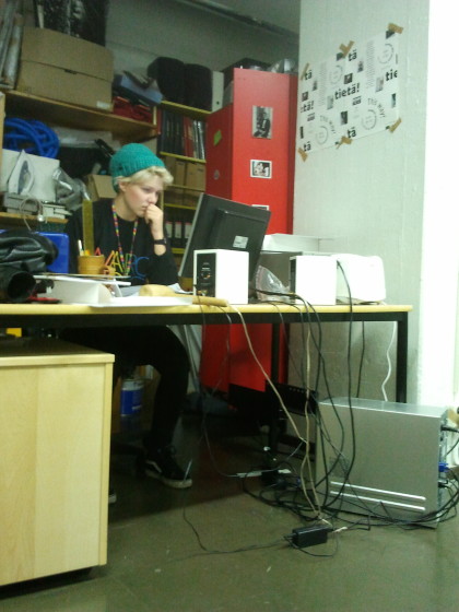 Ina Saarinen istuu studio/toimistolla 2013, kun HYTKY ja Helmut käyttivät toimistotilojamme.